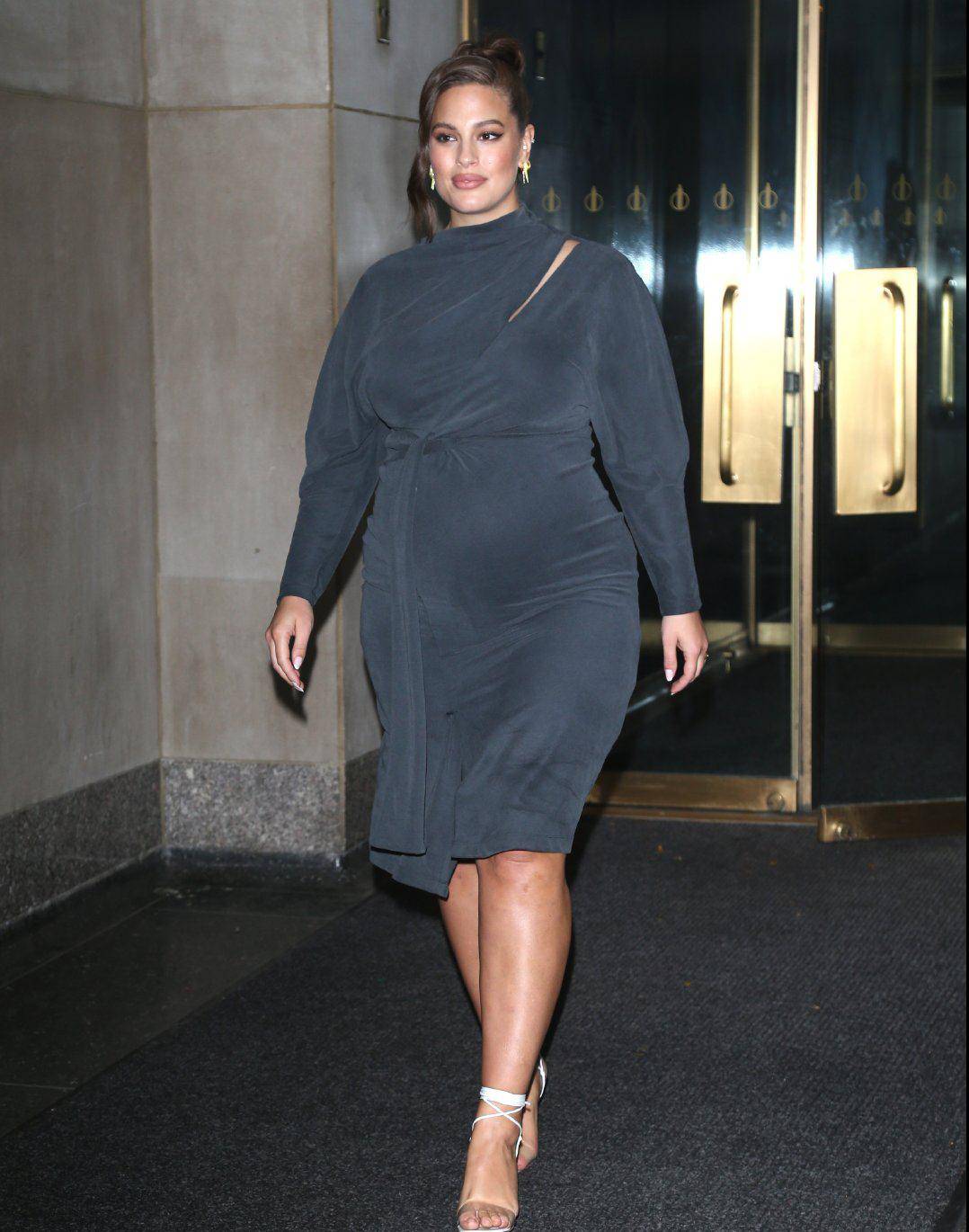 "大码"超模阿什利,穿抹胸长裙优雅感十足,高级气场凸显富态美_身材