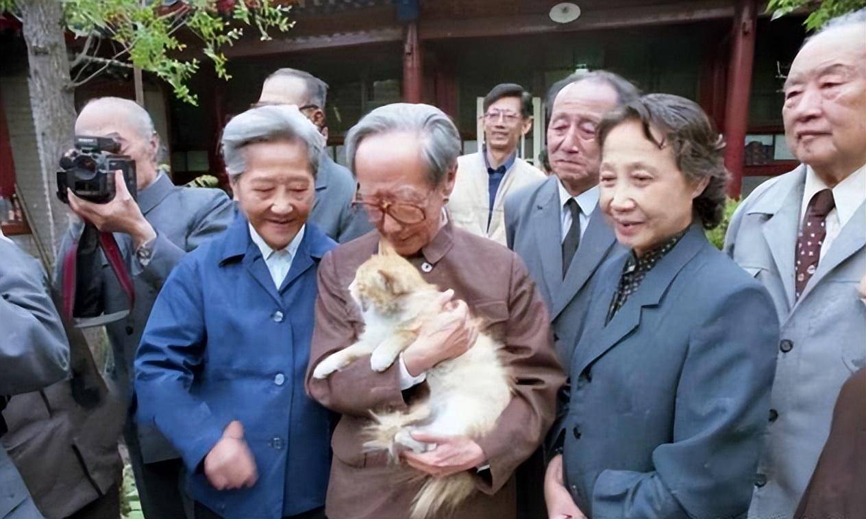 当时很多单位都很中意醇亲王府作为办公或者生产基地,载沣向来明事理