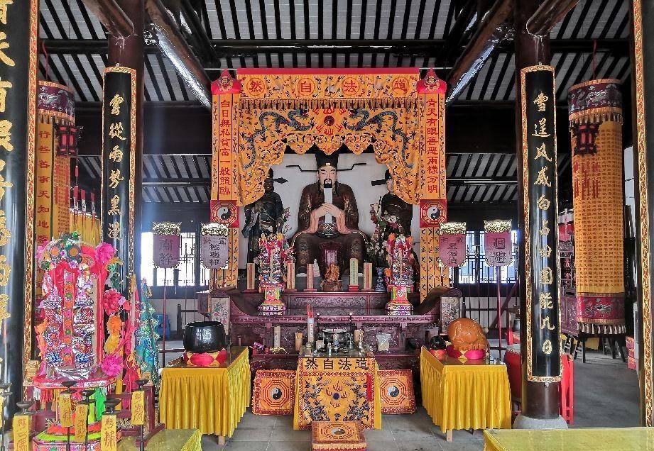 银杏树北是城隍庙,宜兴的城隍是朱元璋手下大将杨国兴,他在与张士诚的