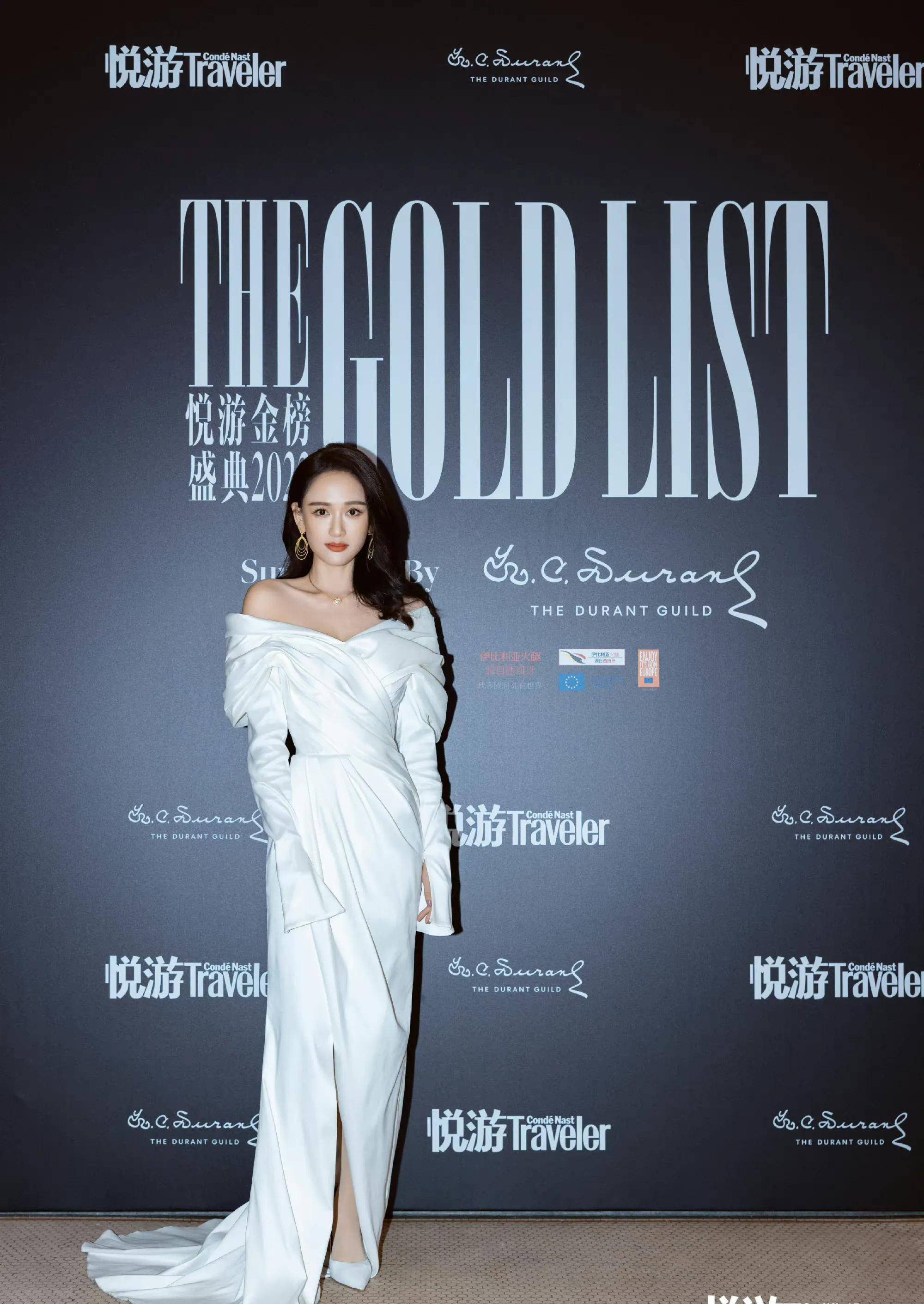 陈乔恩晒露肩白裙照,一袭纯白勾勒曼妙身姿,优雅高贵,美丽动人_身材