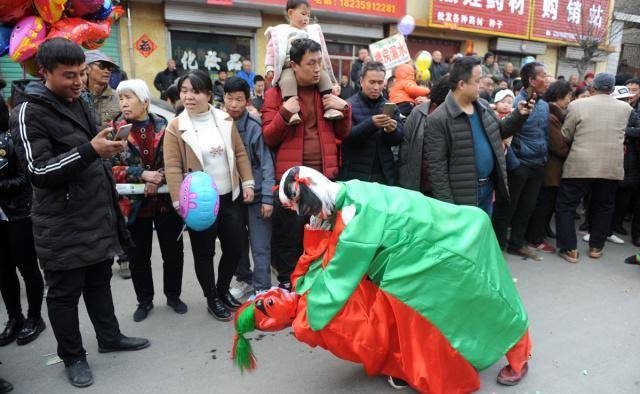 山西街头一人扮俩人摔跤,动作滑稽,这个传统项目的名字有点意思_表演