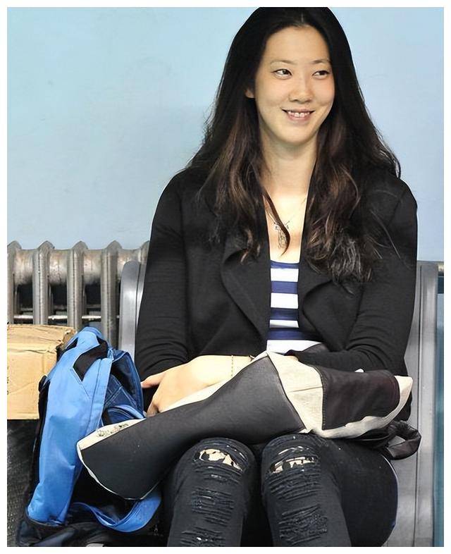 2001年,她被调到北京女排 正式成为职业运动员.