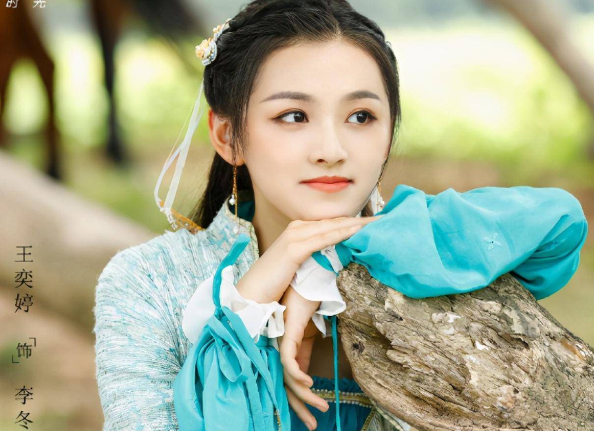 的女配们都比鞠婧祎一成不变的造型惊艳,王奕婷饰演的李冬至妆容清淡