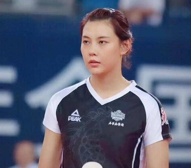 在新赛季的深圳队集结照片里人们发现王佳敏胖了不少,女神形象大打