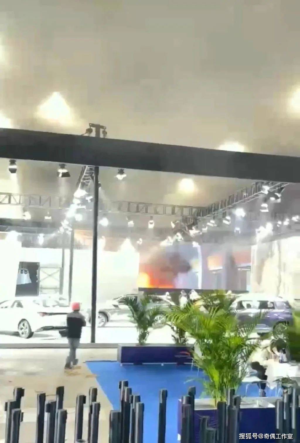广州车展现场起火！AIAT电动车烧了，提前预热_搜狐汽车_搜狐网