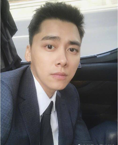李易峰发自拍,嘟嘴卖萌,短发像"精神小伙"_西装_造型_麻雀