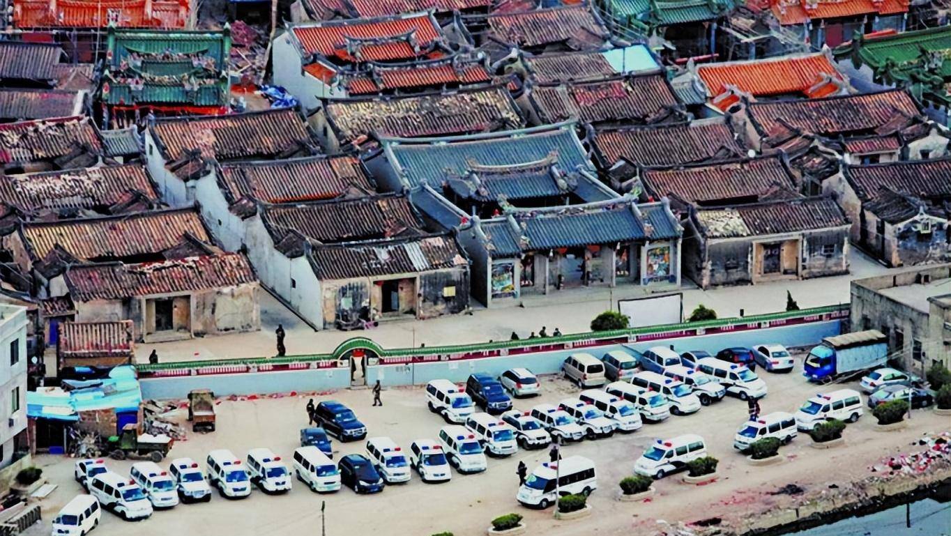 随着蔡东家被捕,整个博社村也被广东警方3000余人警力团团围住