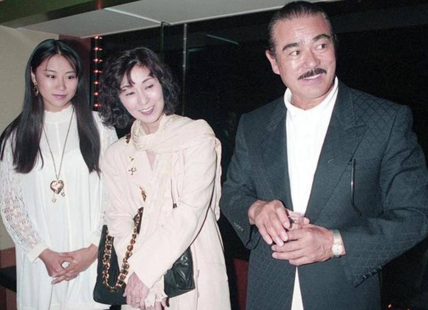 81岁雄霸:2段失败婚姻,却有2个顶配儿子,今恋小54岁女友_千叶真一