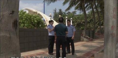 几个水性好的男同事赶紧手拉着手组成了人网,在刚刚刘泰言游泳的区域