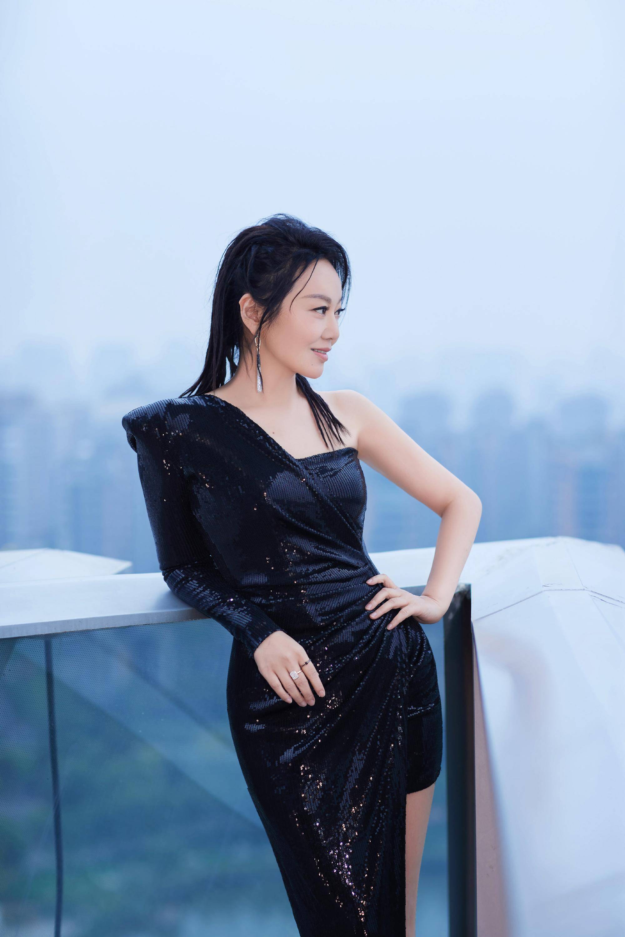 年近50岁的闫妮,日常坚持健身减肥,身材曼妙好像30岁_造型_的设计