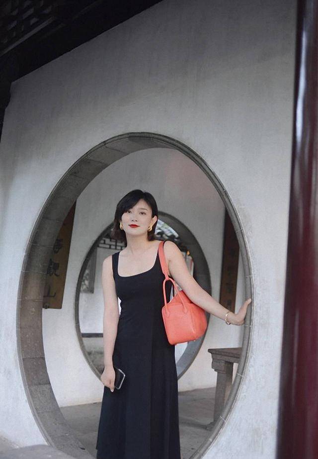 央视主持李七月换发型,穿吊带裙出游好惊艳,温婉气质真迷人_女性_身材