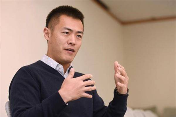 刘鸣炜身价百亿却吃盒饭挤地铁,上相亲节目被拒,和平民高知恋爱