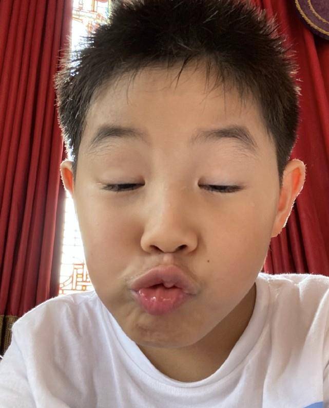 胡可贴心为二儿子庆生,小鱼儿搞怪表情亮了, 神似沙溢_照片_安吉_眼睛