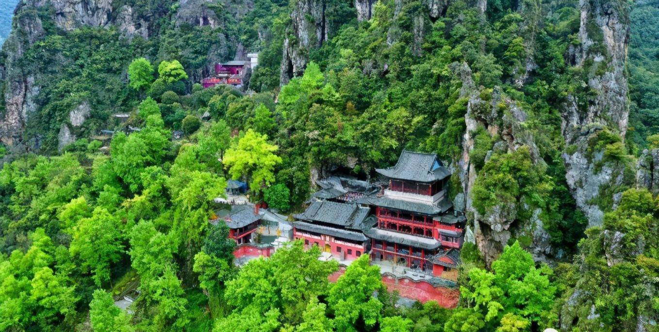 南雁荡山分东西洞,顺溪,东屿,畴溪和石城5个景区.