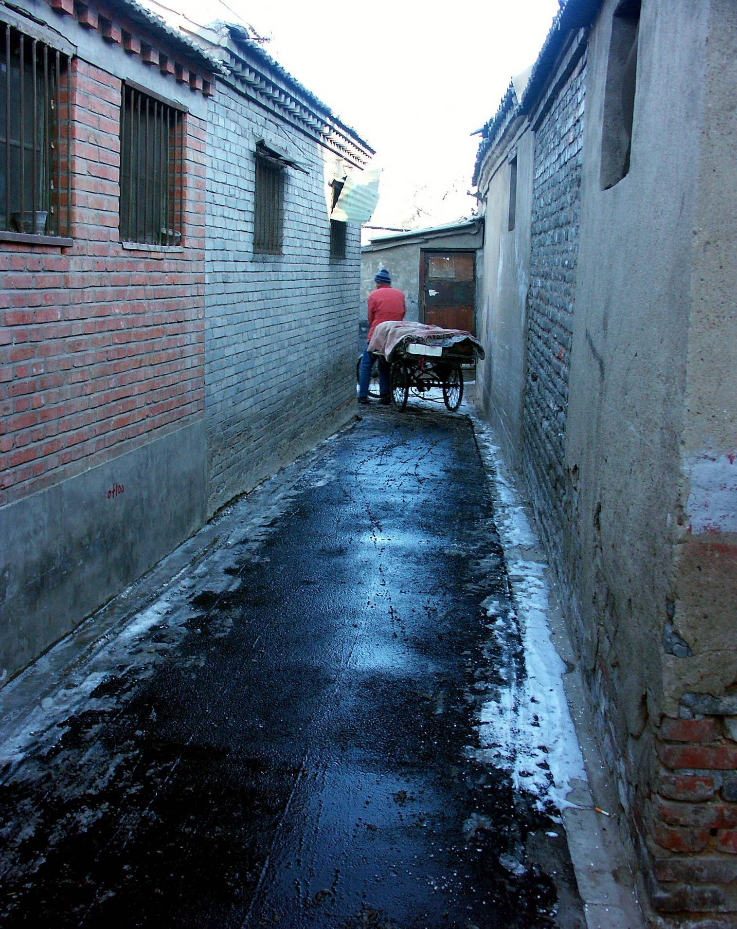 15年前老北京的冬天,虽是"瞎拍"的场景,但或有你熟悉的场景_胡同_孩子