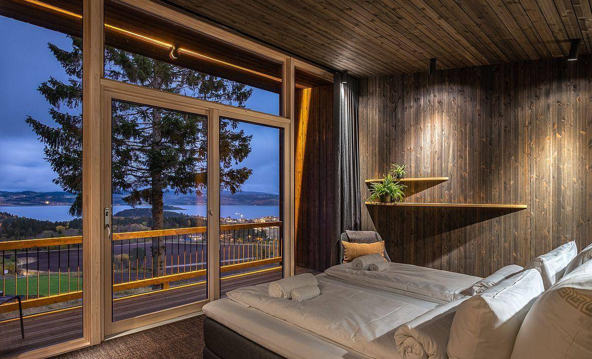 令人叹为观止的挪威住宅,带有绿色屋顶的悬臂客厅扩展了空间_房间