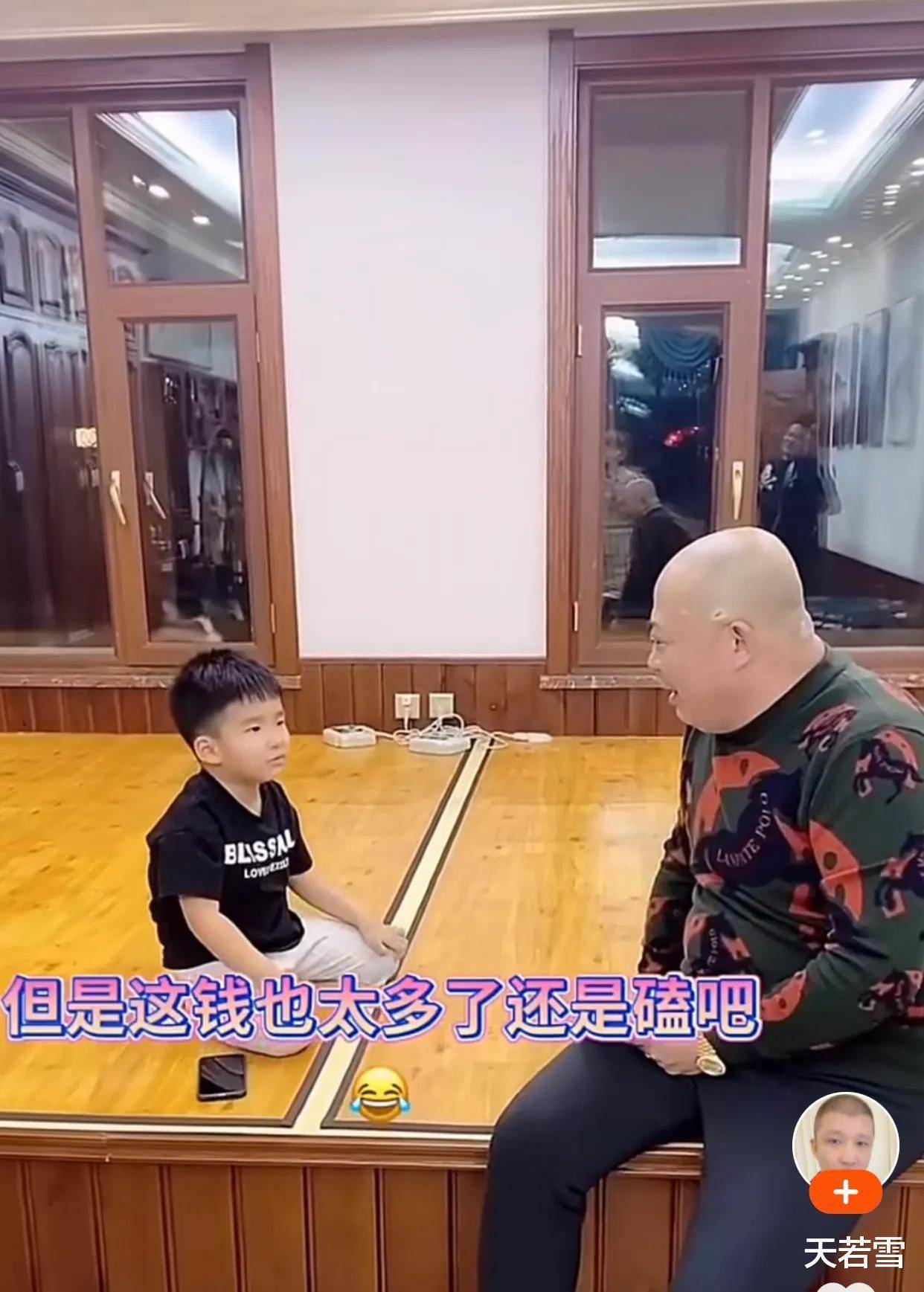 快手网红二驴的高调炫富,保镖成群,豪车扎堆,住宿一晚花费10万元,相当