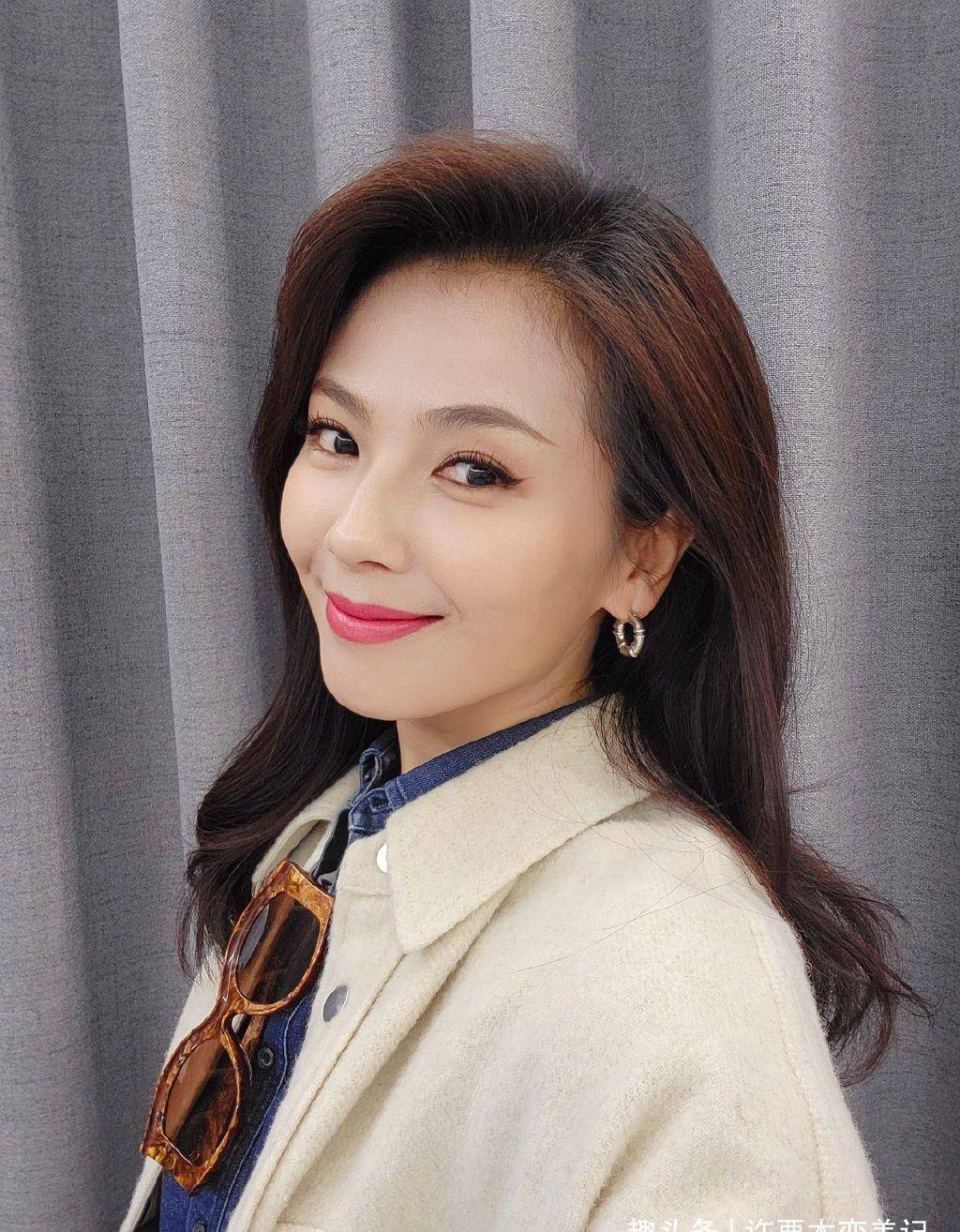 刘涛真会穿,一身蓝色鱼尾裙 蓝皮衣很时髦,温柔动人还高级_刘海_发型