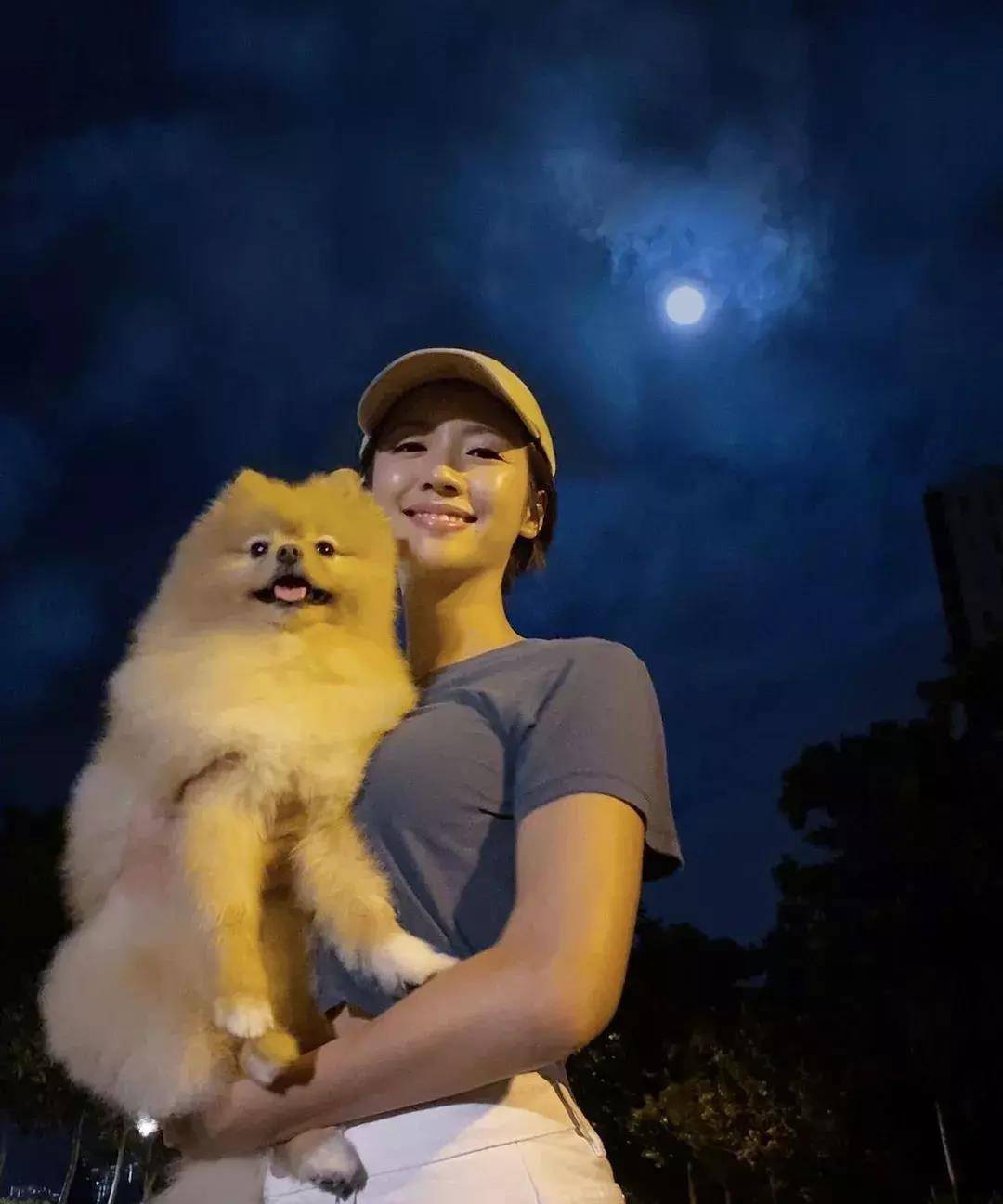 蔡思贝开胡鸿钧姐姐的豪华跑车,风头好猛!不玩地下情了?