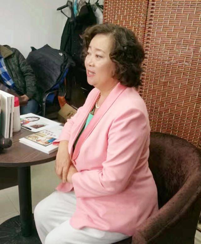 65岁老戏骨方青卓状态好,说英文派头足,曾险遇空难被老公救回命_丈夫