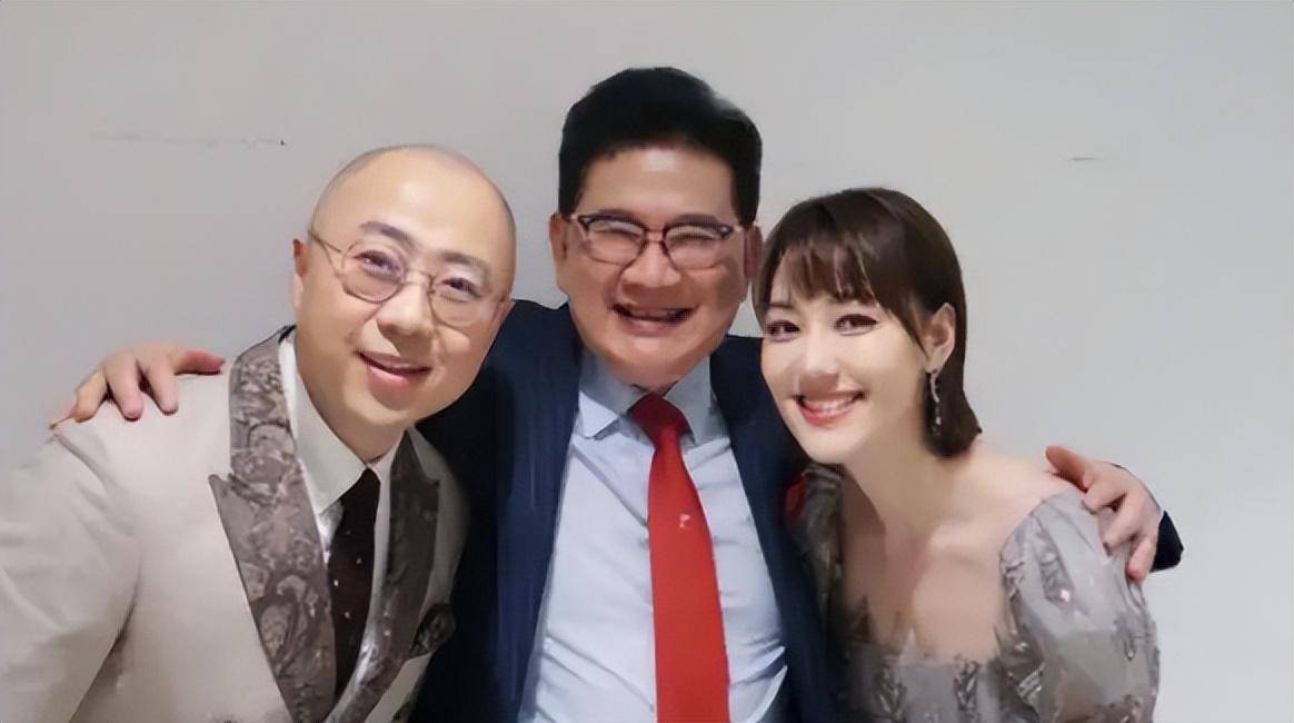 主持王冠与曹可凡传绯闻,被父母催婚13年,如今她怎么样了_前辈_时间_