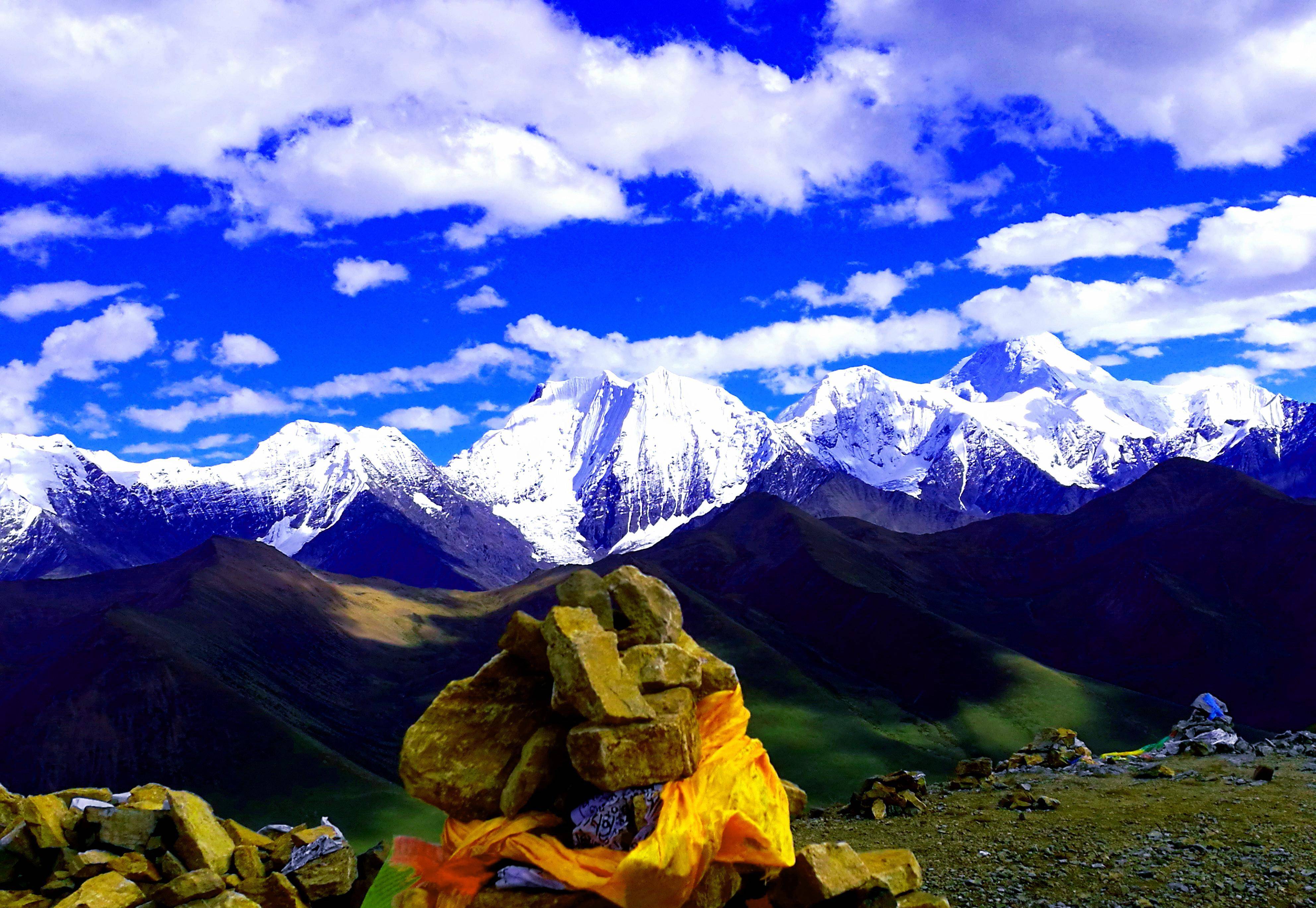 雅哈景区位于甘孜州康定县甲根坝乡及贡嘎山乡境内.