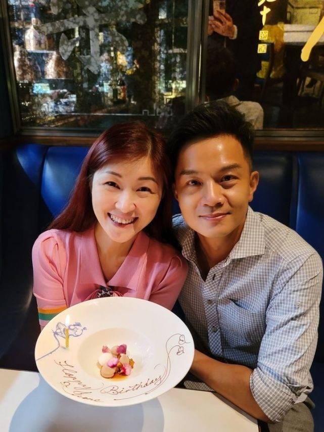 tvb小生胡诺言和妻子陈琪都是tvb的艺人,不过自从陈琪为老公生下3位