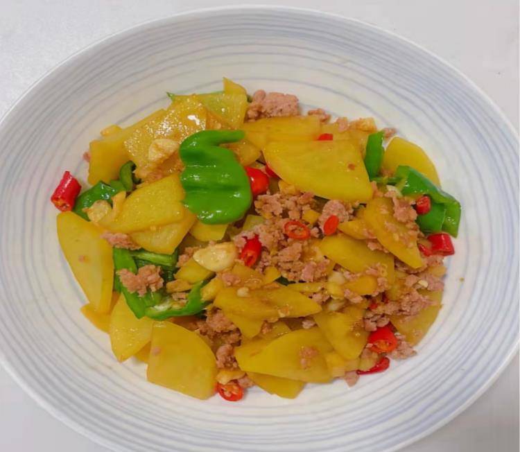 土豆的吃法有很多种.我最喜欢的是这道青椒薯片炒肉末.