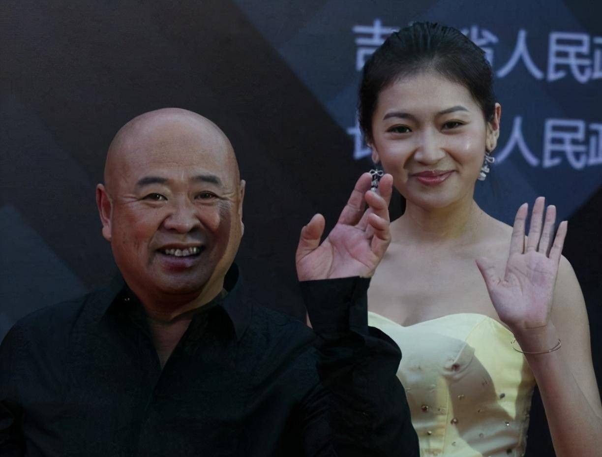 李芳蕾可以说是他背后的支持,王晓曦每次一谈到自己的老婆,笑得可开心