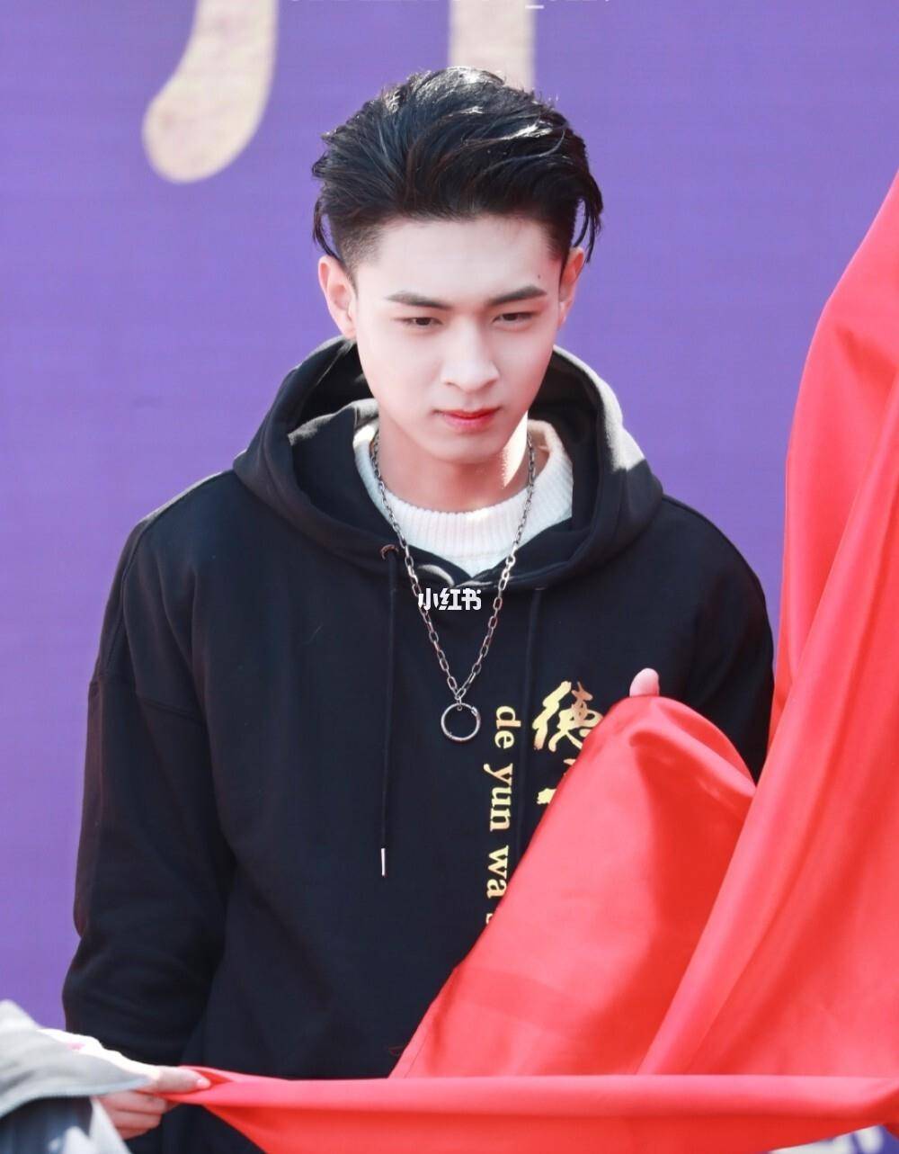 德云社的其他演员也知道秦霄贤的家境,经常当众暗示他.