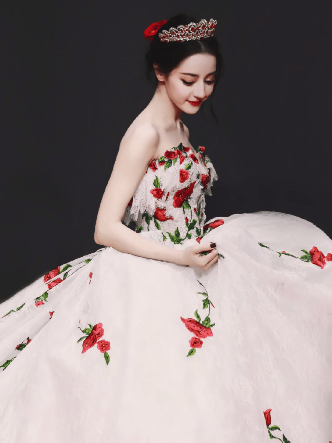 迪丽热巴红玫瑰婚纱图片