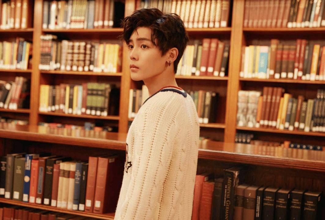 侯明昊充满少年感,眼睛十分清澈,有男子气概也有着细腻的温暖_哈琳_穿