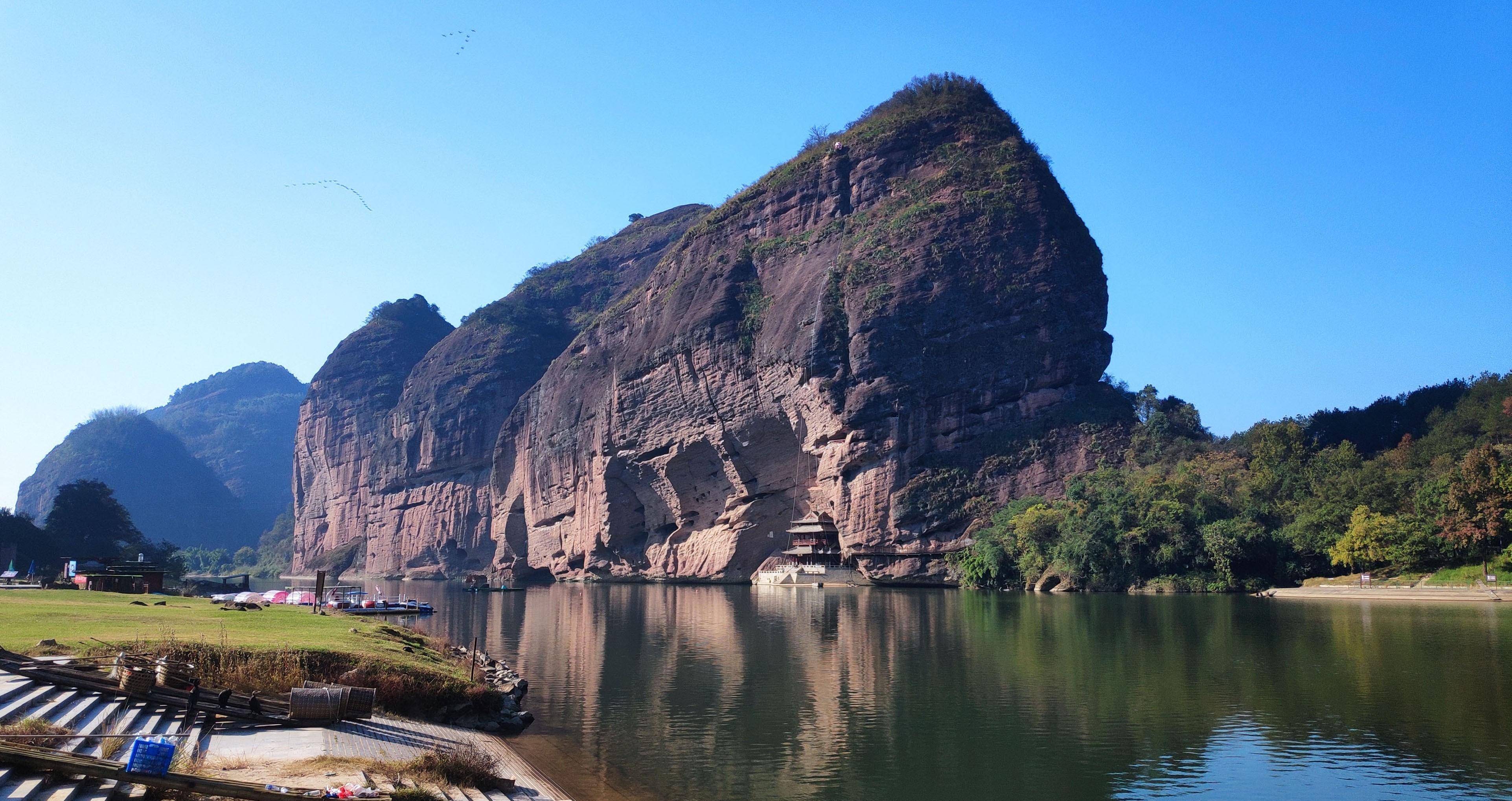 走进鹰潭龙虎山,泛舟泸溪河观赏丹霞地貌风景