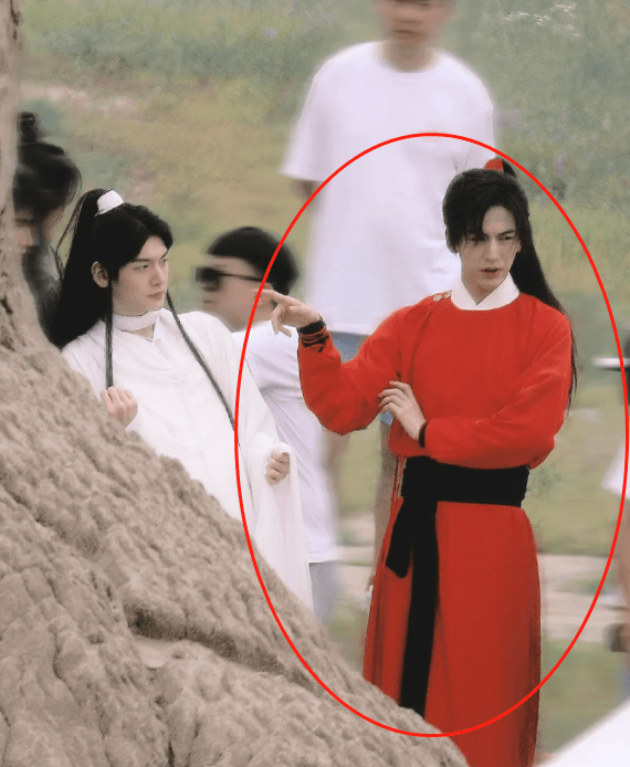 看一眼路透照就弃了,《天官赐福》我服了_谢怜_花城_原著