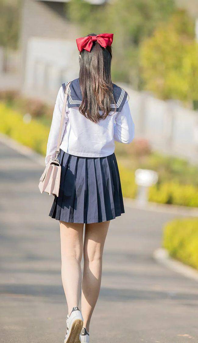 街拍美女:小姐姐穿jk水手制服,摇身变萌妹子,清纯时尚的结合!