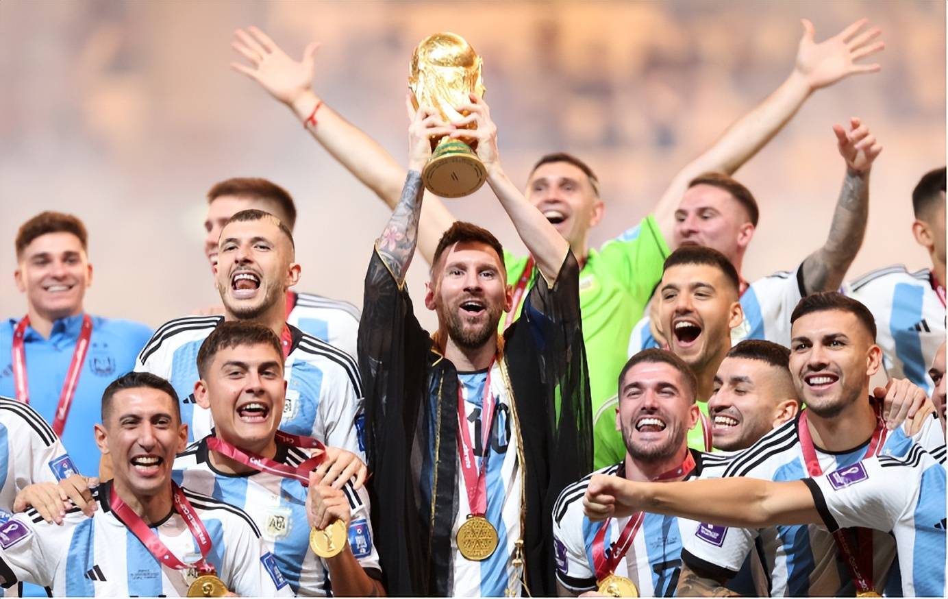 2026年世界杯,梅西极有可能参赛,创造新纪录,而c罗绝无可能了