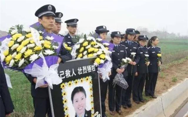 最美女警马彩凤,33岁为保护群众被撞身亡,上万群众