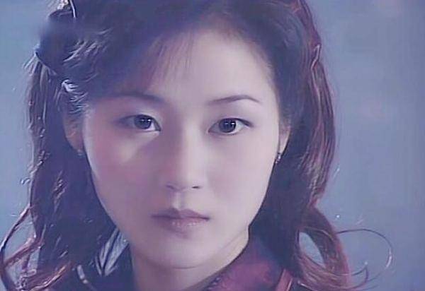 过时剧中穿着是短裙 小外套的搭配,嘴上念着临兵斗者,皆阵列在前,诛邪