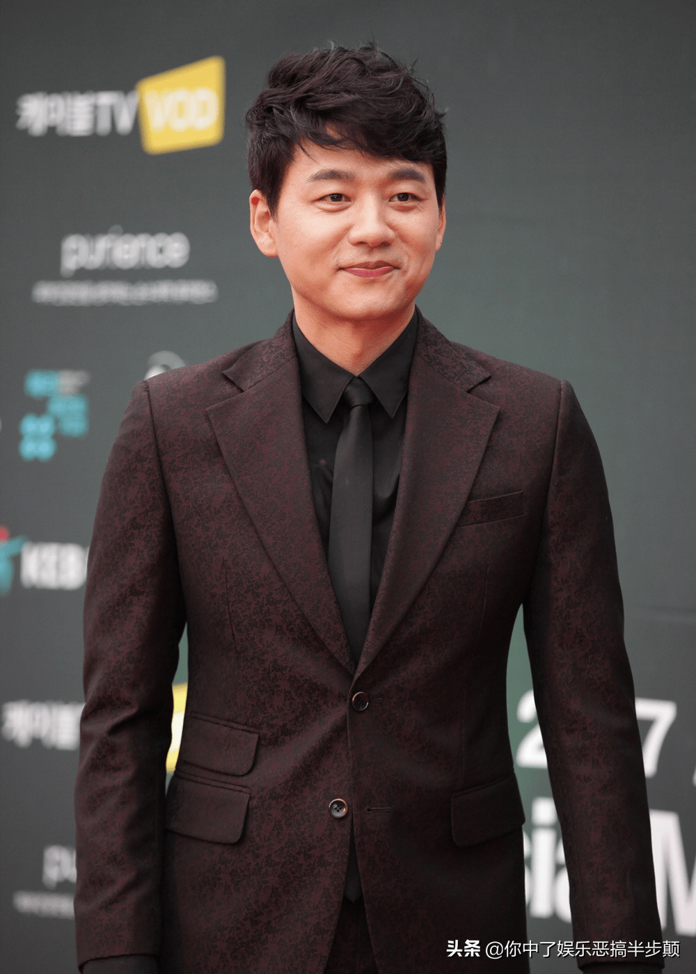 国外知名男星自曝巨额聚餐会费,为此步行回家,兼职外卖员_金承秀_负担