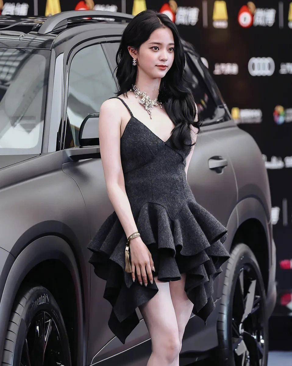 穿衣越来越大胆的女明星—欧阳娜娜(颜值不够,身材来凑?