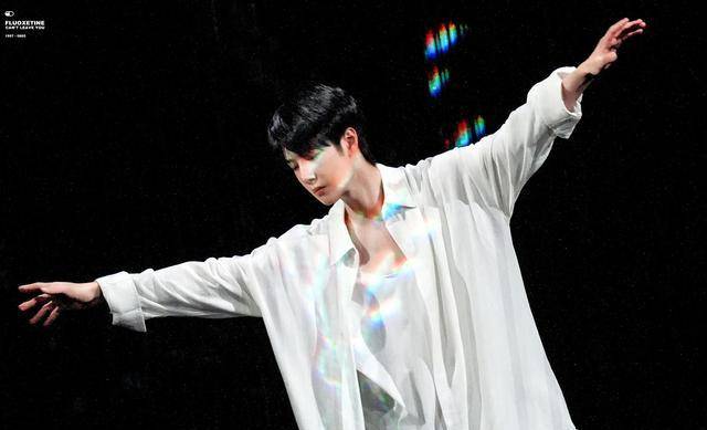 2023东方卫视跨年盛典》中,王一博赤脚跳舞,太惊艳了_动作_落叶_舞蹈