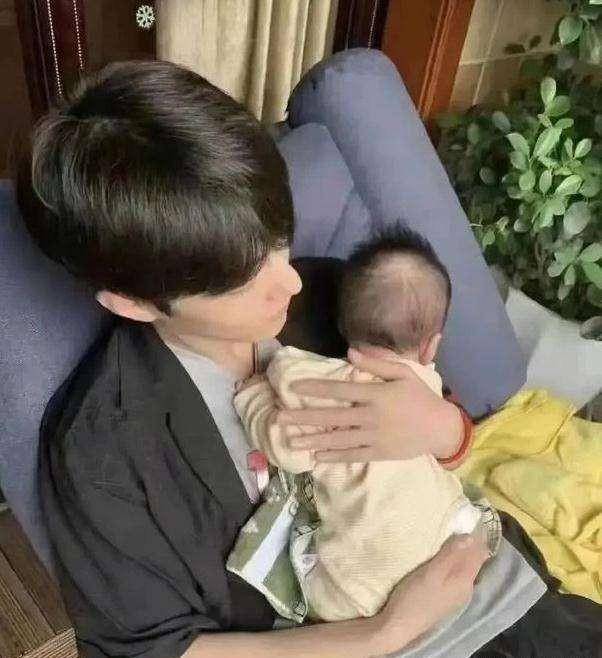 王一博抱小宝宝照片图片