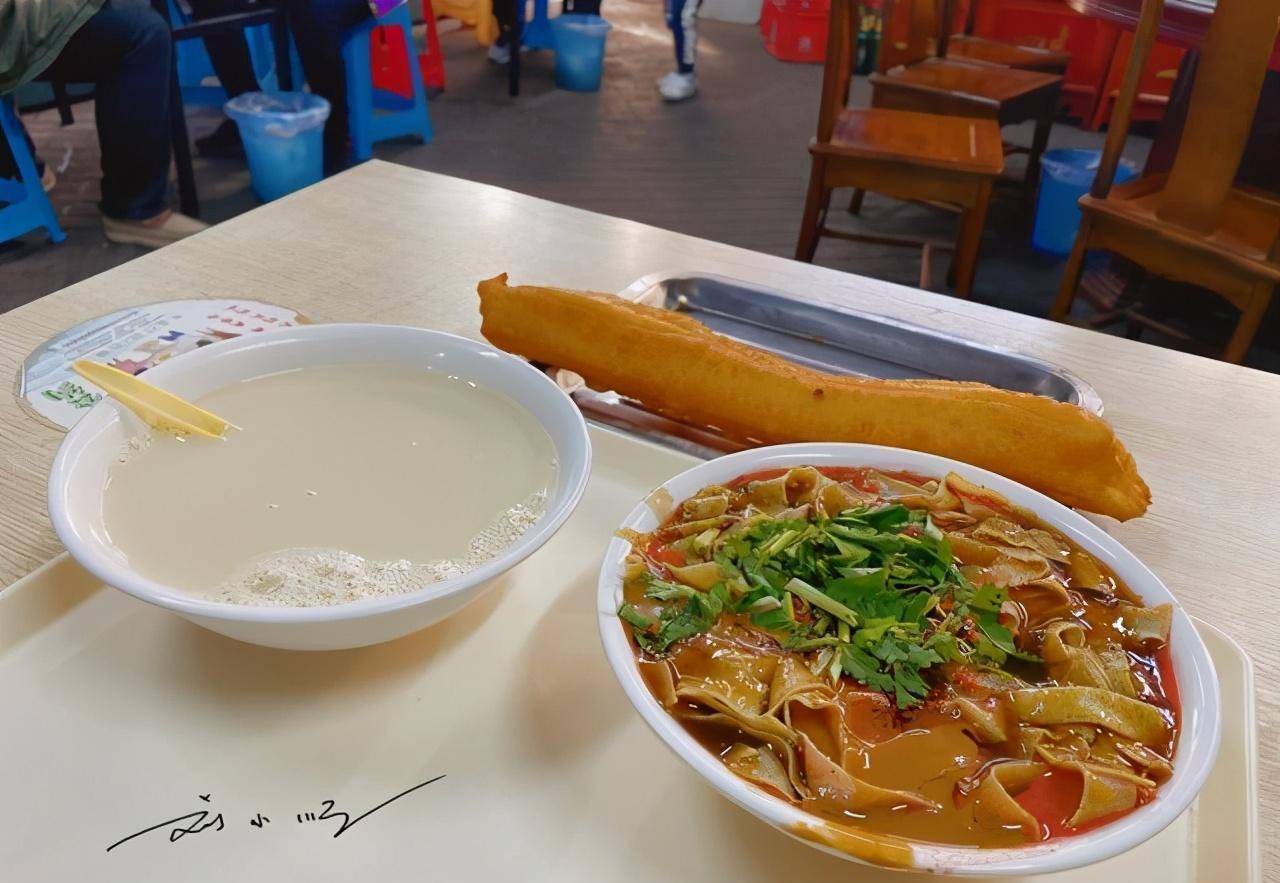 天津人又叫"嘎巴菜",还点了一份小碗的"豆浆",天津人也叫"浆子",还点