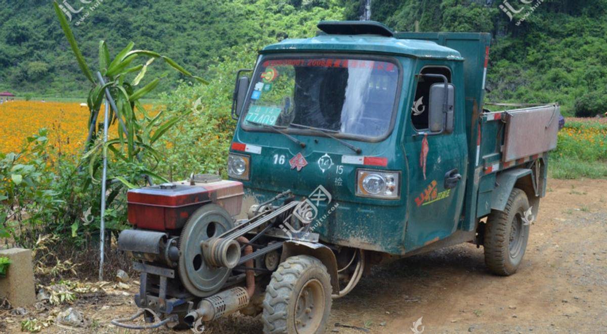 目前,农村拖拉机主要有两种类型,分别是普通农用运输拖拉机和大型拖拉
