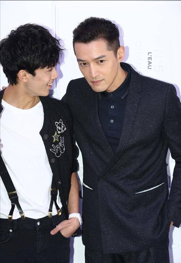 胡歌吴磊同框合照,同是穿着黑色服饰,气质差别真挺大,但都挺帅_少年