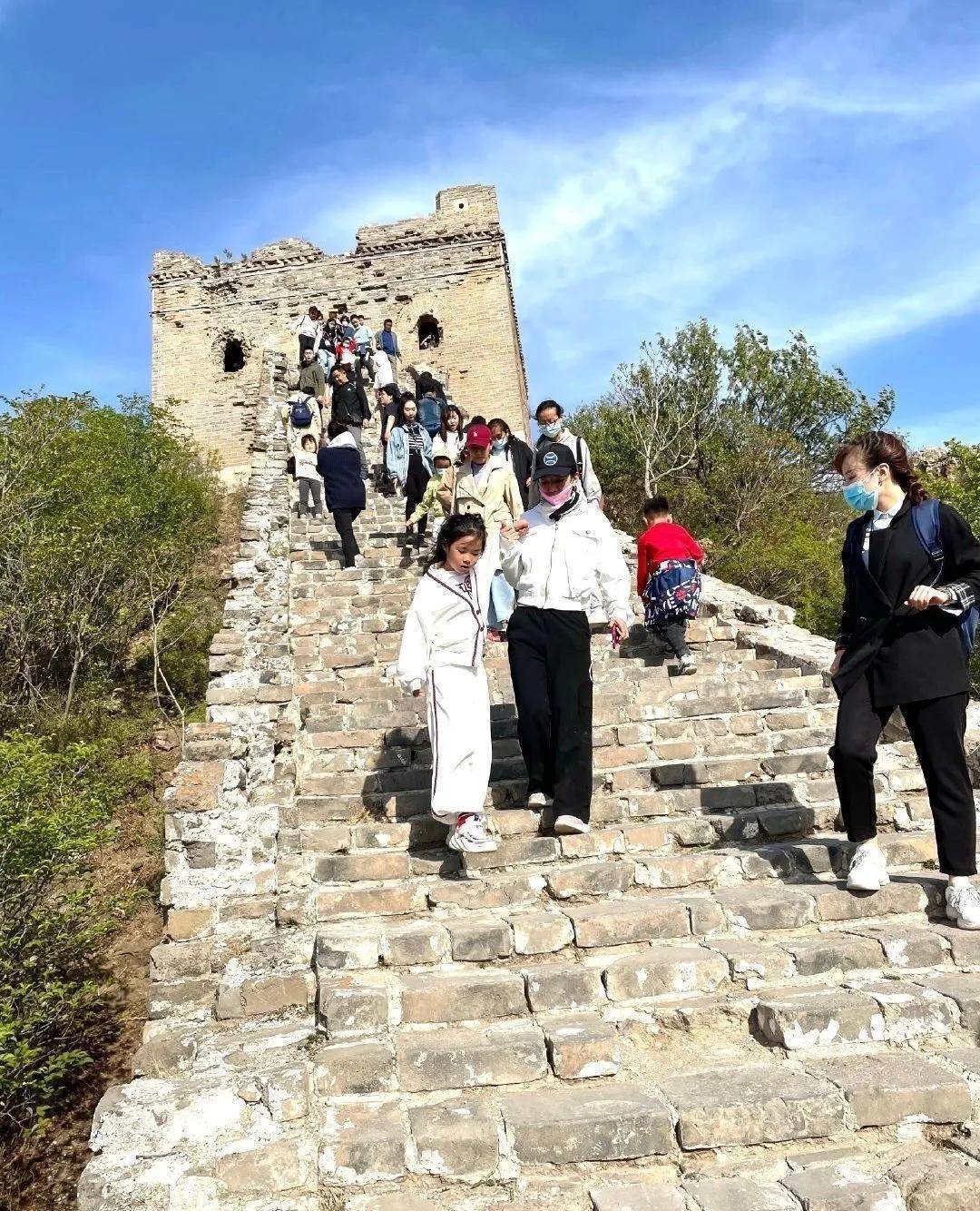 黃奕帶女兒爬長城,母女牽手走全程,這個畫面太溫馨_穿著_照片_崔偉