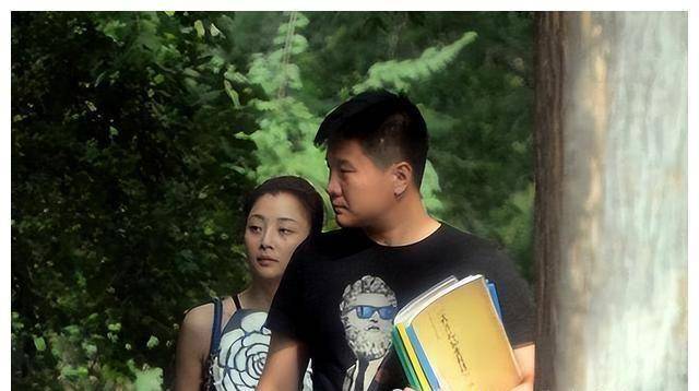 出道不久后,殷桃就被富二代沈俊成追求,很快两人便谈起了恋爱.