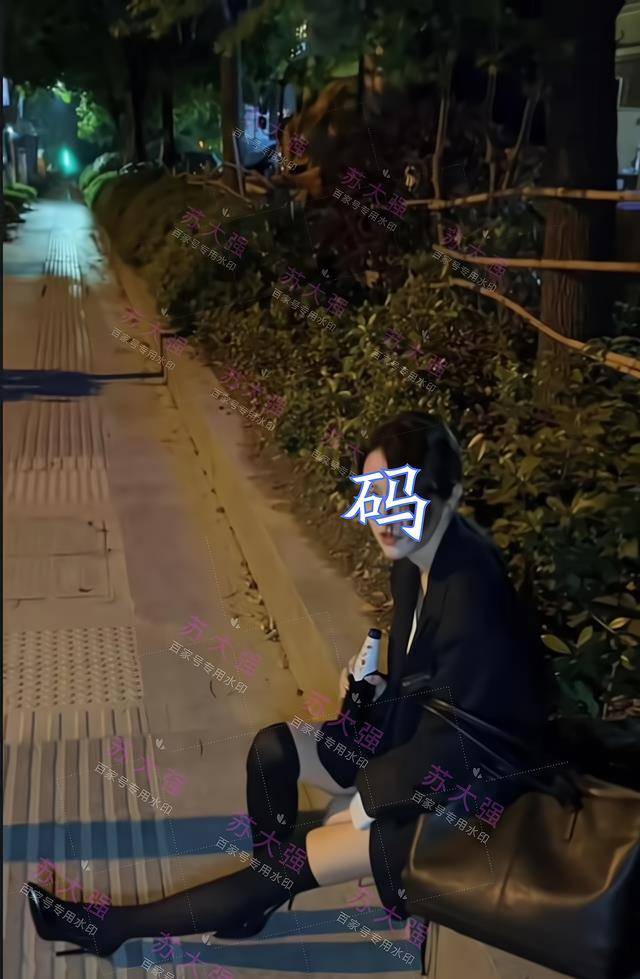 江蘇:年輕女子拿酒瓶坐路邊獨飲,邊喝邊說:男人沒一個好東西_感情