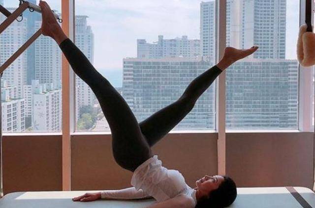 国外小姐姐李燕花体验军营生活,身材时尚迷人,撩到兵哥哥_锻炼_运动