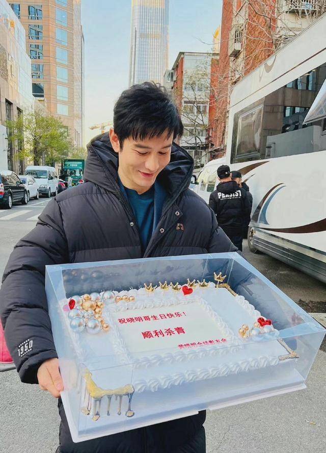 黄晓明生日,尹正晒剧照为他庆生,黄晓明霸气包场尹正新片回礼_祝福